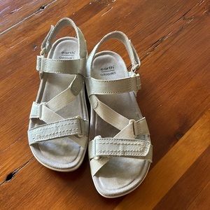 Womens Earth Origins Savoy Slade Sandals Size 7.5 Sand White